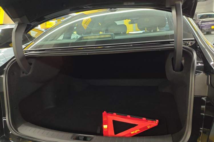 Used Nissan N7 2025 625 Max Trunk