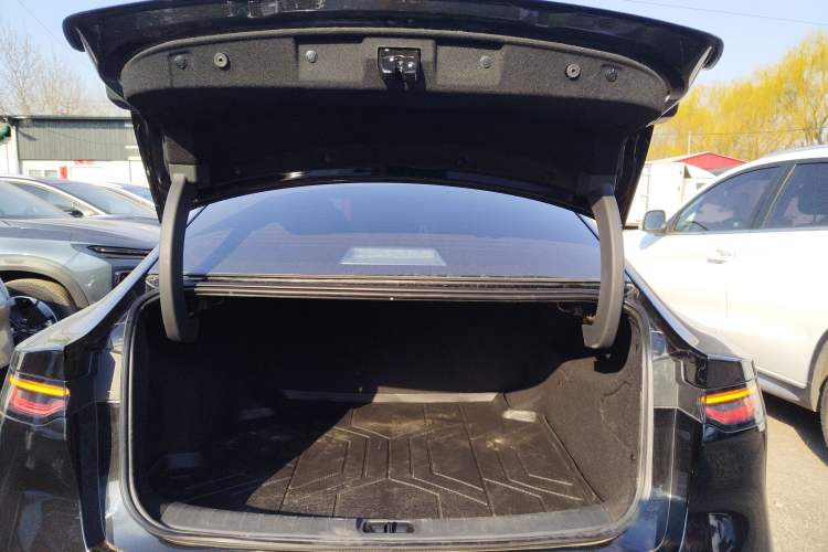Used Nissan N7 2025 510 Air Trunk