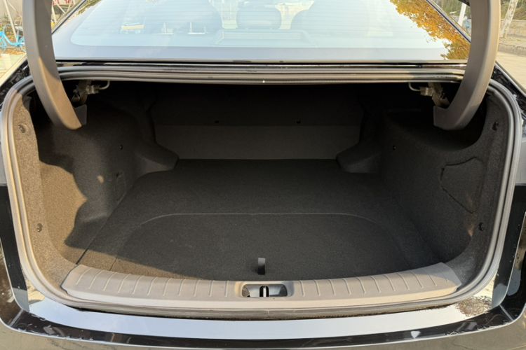 Used Nissan N7 2025 510 Air Trunk