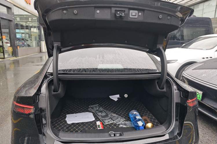 Used Nissan N7 2025 625 Max Trunk