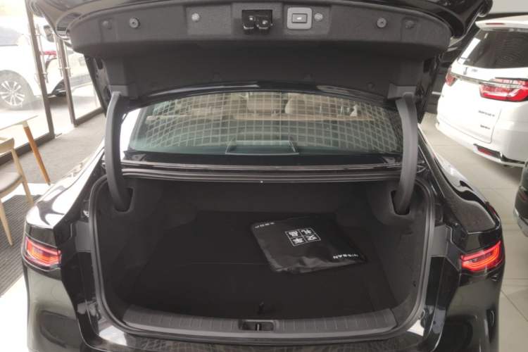 Used Nissan N7 2025 625 Max Trunk