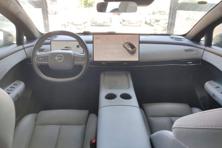 Used Nissan N7 2025 510 Max Center Console