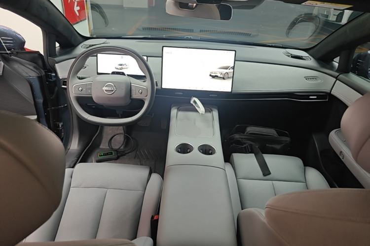 Used Nissan N7 2025 625 Max Center Console