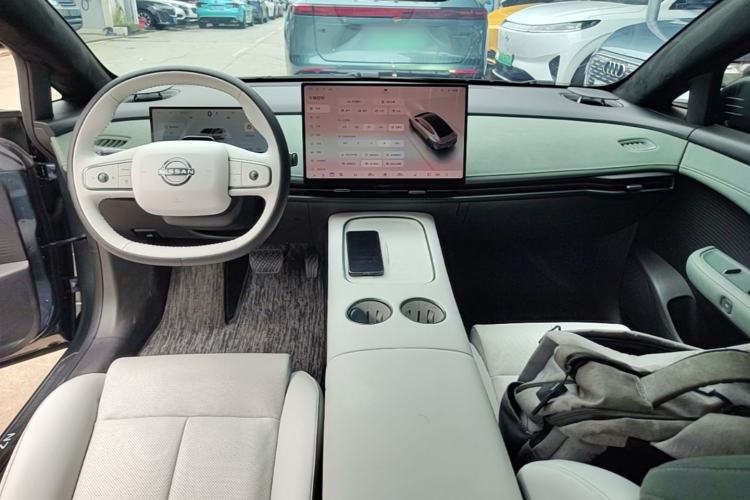 Used Nissan N7 2025 625 Max Center Console