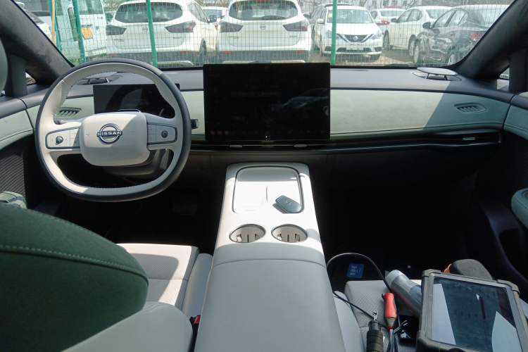 Used Nissan N7 2025 625 Max Center Console