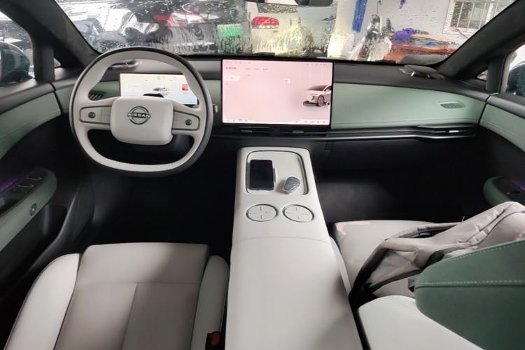 Used Nissan N7 2025 625 Max Center Console