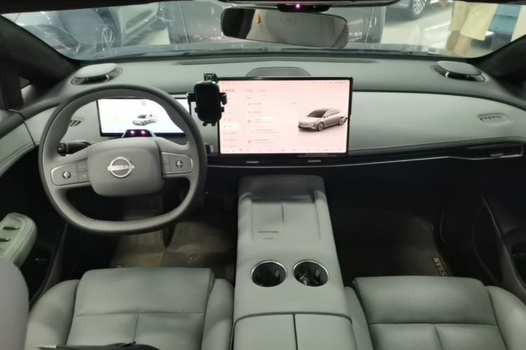 Used Nissan N7 2025 625 Max Center Console