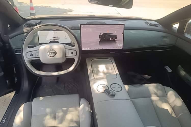 Used Nissan N7 2025 625 Max Center Console