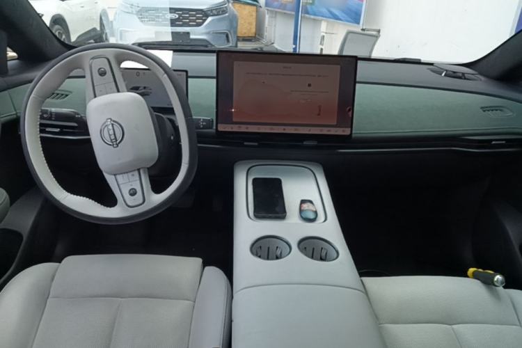 Used Nissan N7 2025 625 Max Center Console