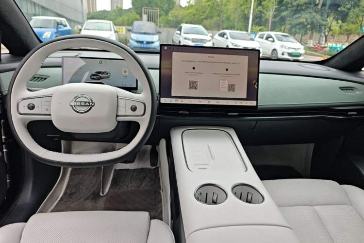 Used Nissan N7 2025 625 Max Center Console