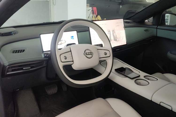 Used Nissan N7 2025 625 Max Center Console