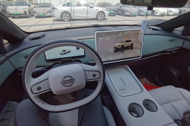 Used Nissan N7 2025 625 Max Center Console