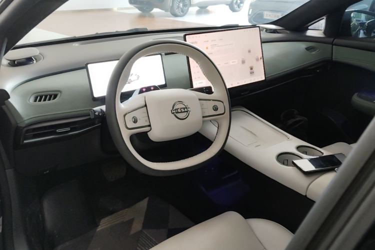 Used Nissan N7 2025 625 Max Center Console