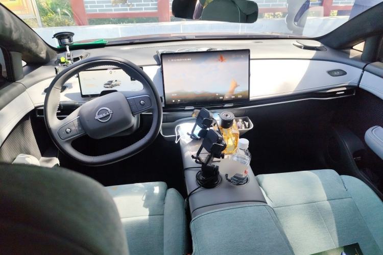 Used Nissan N7 2025 625 Max Center Console