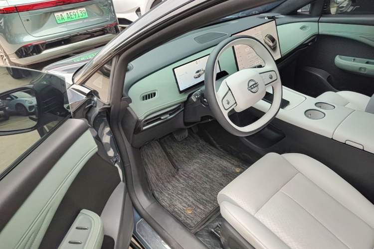Used Nissan N7 2025 625 Max Driver Seat