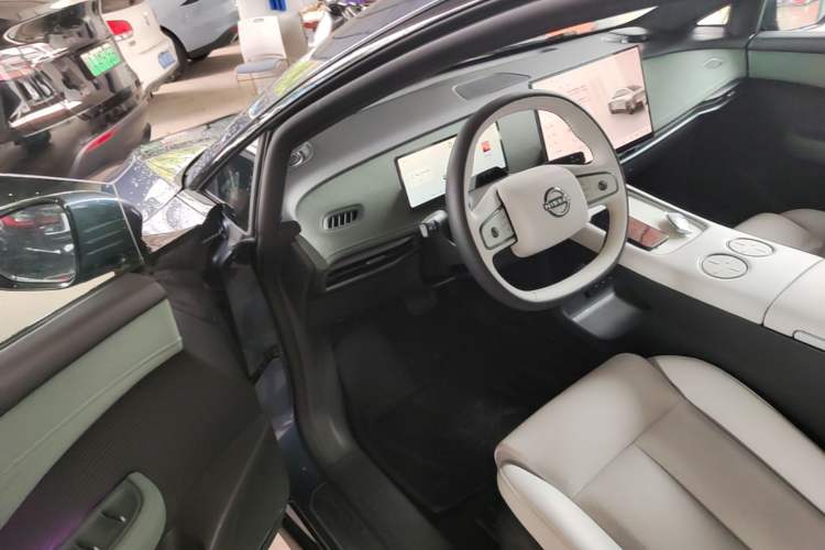 Used Nissan N7 2025 625 Max Driver Seat