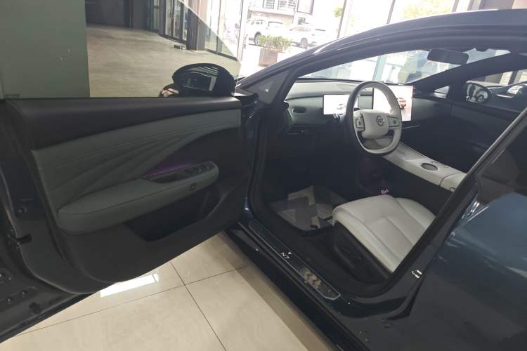 Used Nissan N7 2025 625 Max Driver Seat
