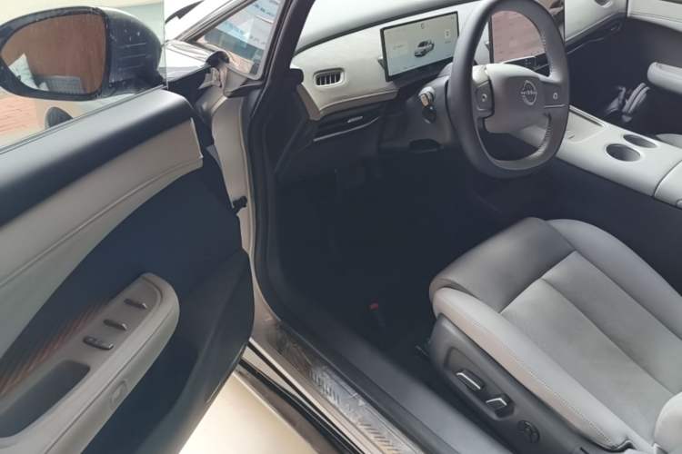 Used Nissan N7 2025 510 Max Driver Seat