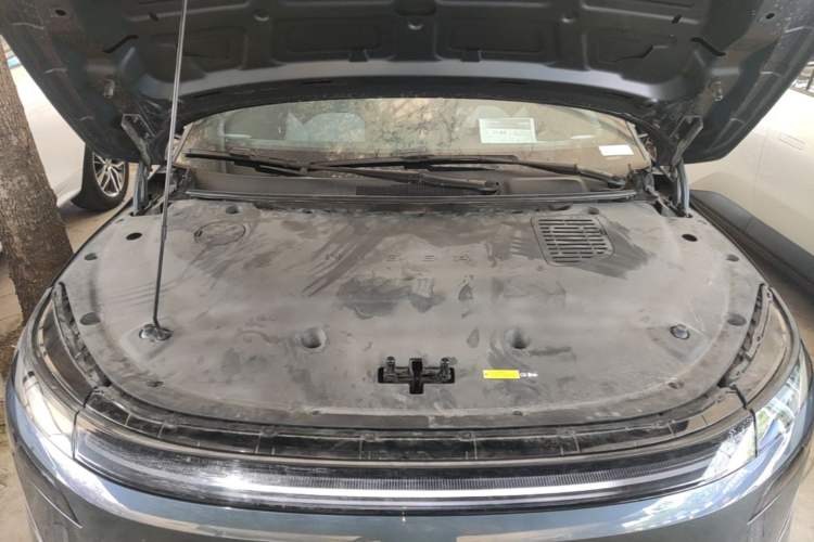 Used Nissan N7 2025 625 Max Engine Bay
