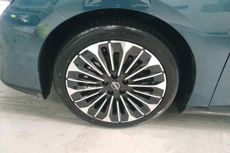 Used Nissan N7 2025 625 Max Exterior 3