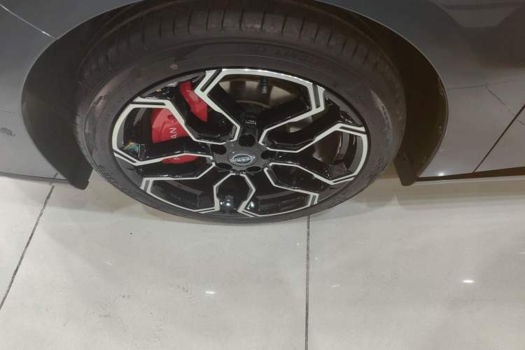 Used Nissan N7 2025 625 Max Exterior 4