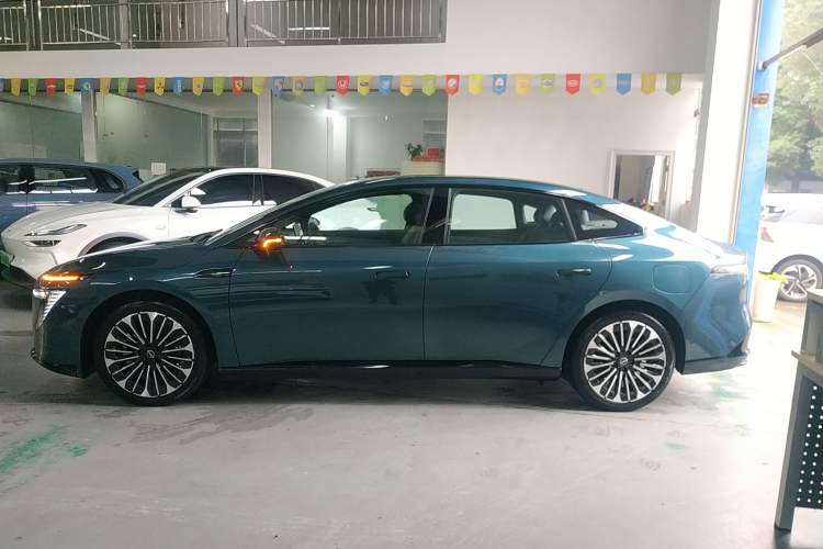 Used Nissan N7 2025 625 Max Exterior 4