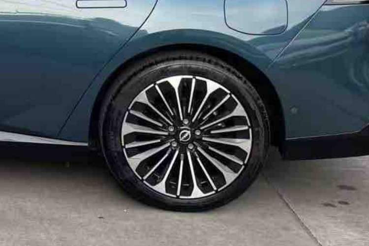 Used Nissan N7 2025 625 Max Exterior 5