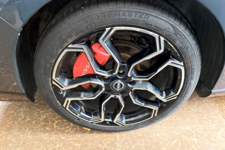 Used Nissan N7 2025 625 Max Exterior 5