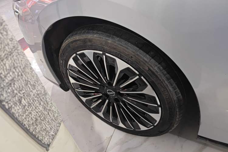 Used Nissan N7 2025 510 Max Exterior 7