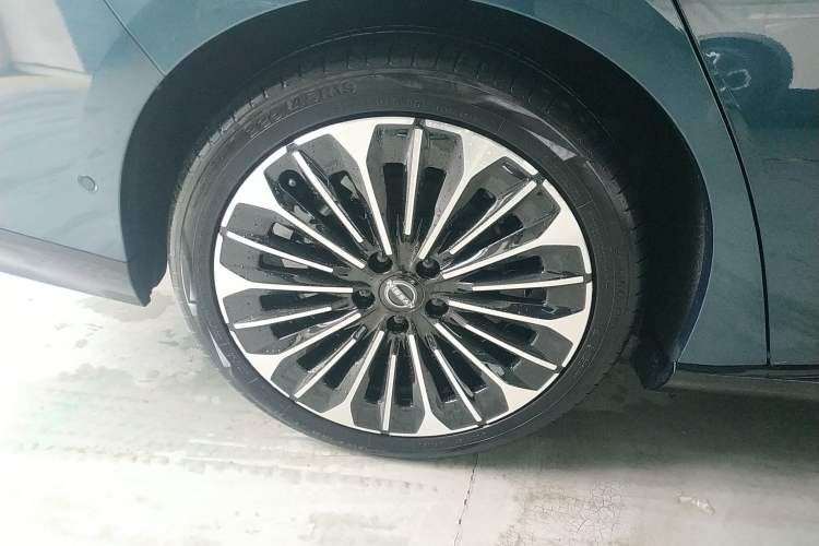 Used Nissan N7 2025 625 Max Exterior 8