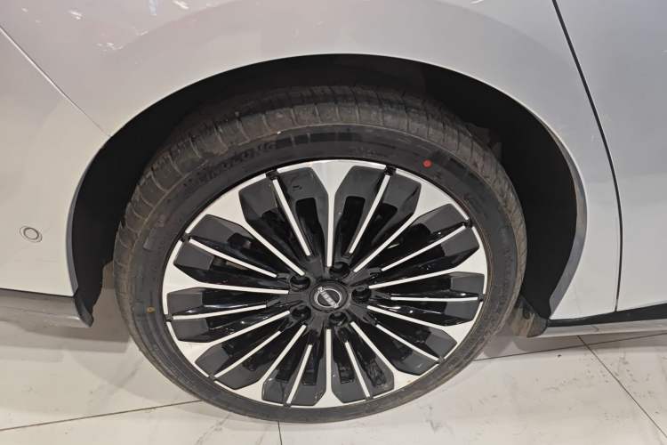 Used Nissan N7 2025 510 Max Exterior 8