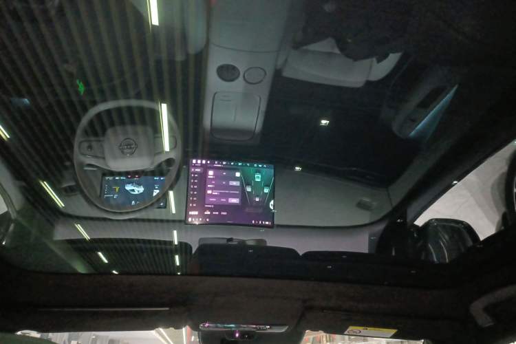 Used Nissan N7 2025 625 Max Headliner