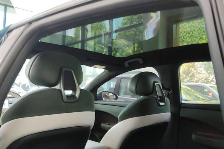 Used Nissan N7 2025 625 Max Headliner