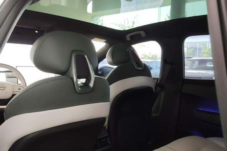 Used Nissan N7 2025 625 Max Headliner