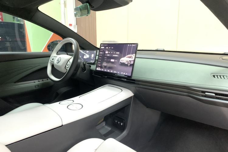 Used Nissan N7 2025 510 Max Interior 3