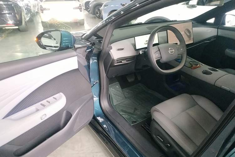 Used Nissan N7 2025 625 Max Interior 3