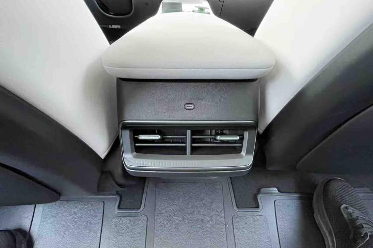 Used Nissan N7 2025 625 Max Interior 5