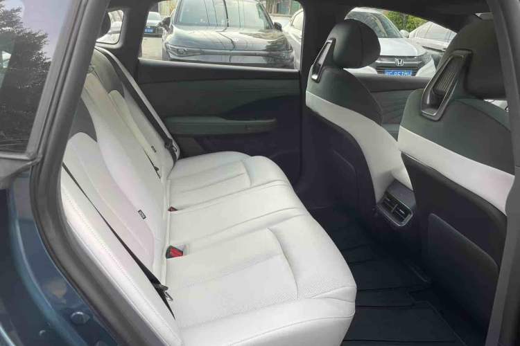 Used Nissan N7 2025 625 Max Interior 9