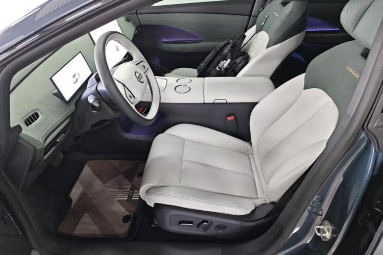 Used Nissan N7 2025 625 Max Left Front Seat