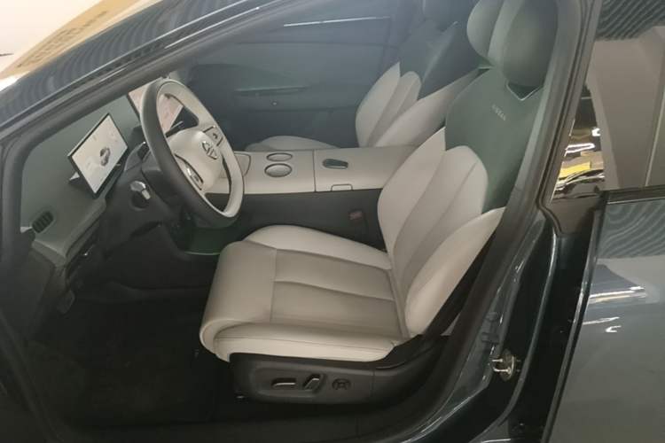 Used Nissan N7 2025 625 Max Left Front Seat