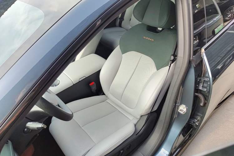 Used Nissan N7 2025 625 Max Left Front Seat