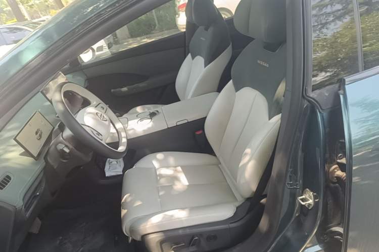 Used Nissan N7 2025 625 Max Left Front Seat