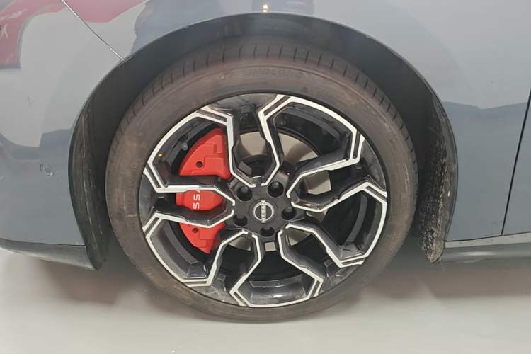 Used Nissan N7 2025 625 Max Left Front Wheel Hub