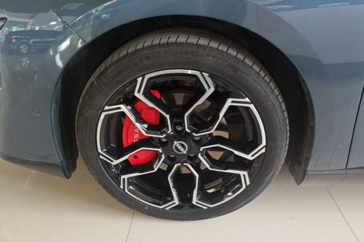 Used Nissan N7 2025 510 Max Left Front Wheel Hub