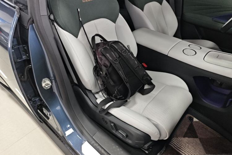 Used Nissan N7 2025 625 Max Right Front Seat