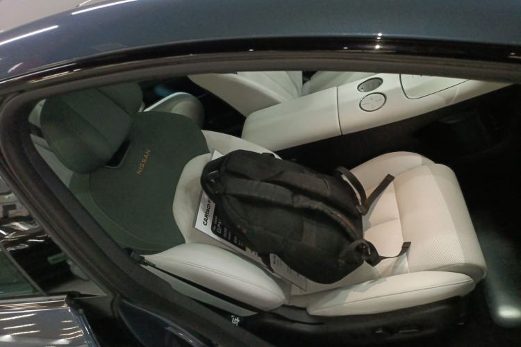 Used Nissan N7 2025 625 Max Right Front Seat