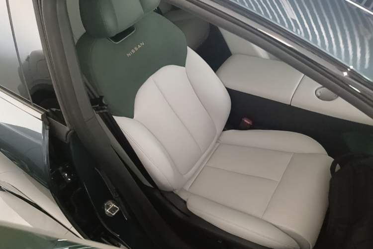 Used Nissan N7 2025 625 Max Right Front Seat