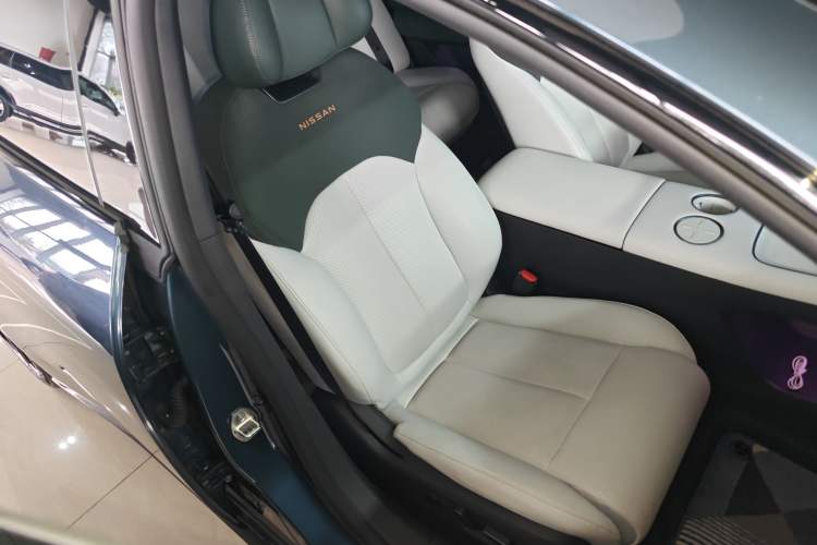 Used Nissan N7 2025 625 Max Right Front Seat