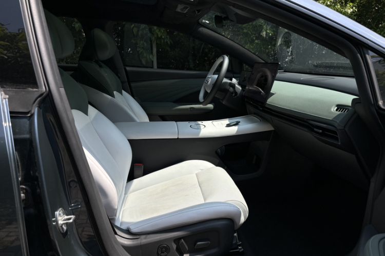 Used Nissan N7 2025 625 Max Right Front Seat