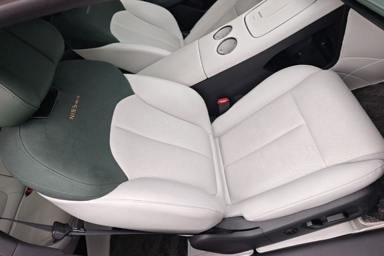Used Nissan N7 2025 625 Max Right Front Seat